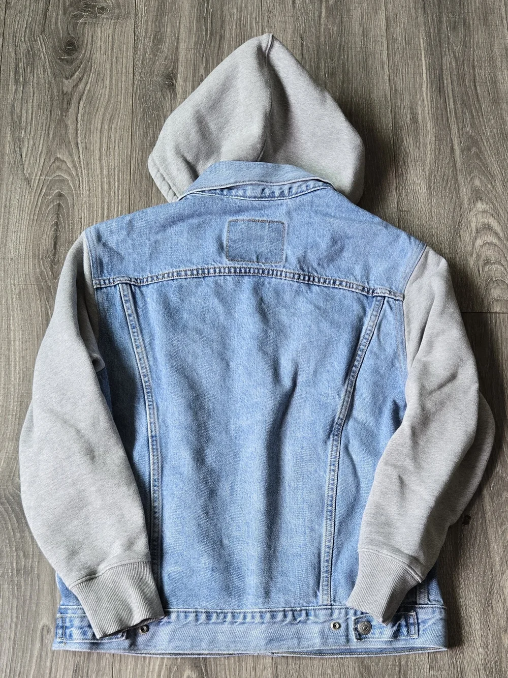 Levi's Light Blue Denim Trucker Jacket with Gray Hoodie Sleeves - Picture 3 of 6